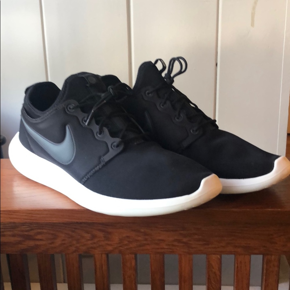 Nike Men’s Black Low-Top Athletic Sneakers with White Sole